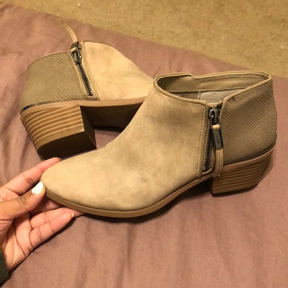 Verá wang brown booties